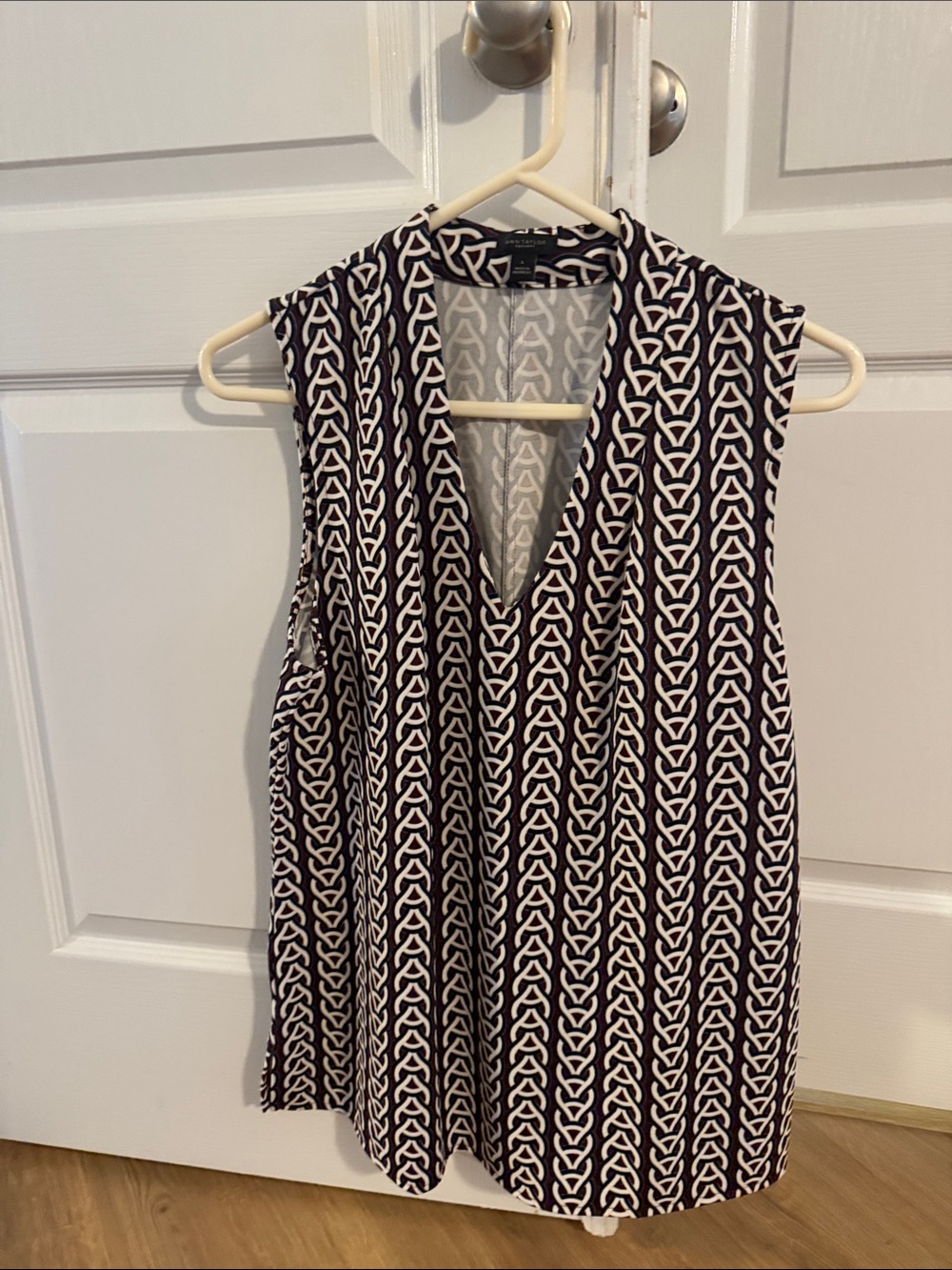 Ann Taylor Factory Black and White Sleeveless V-Neck Patterned Blouse